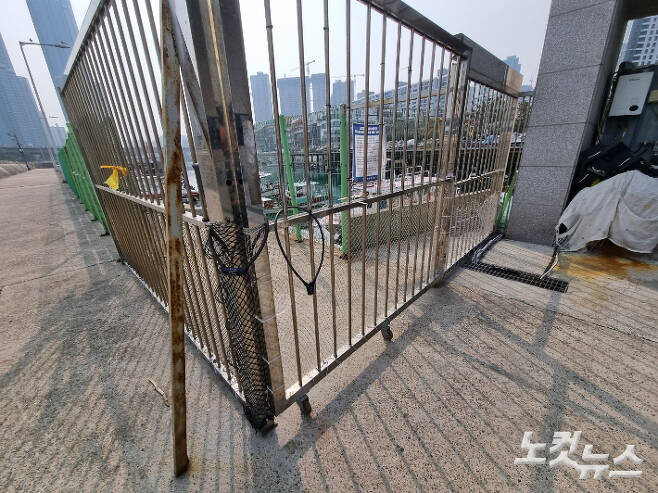부산 남천마리나 요트 계류장으로 가는 문에 자물쇠가 쳐져 있는 모습. 박진홍 기자