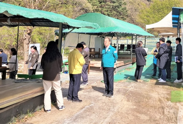 ▲이상현 군위 부군수(가운데)와 8개 반, 20여 명의 공무원들이 올해 6월 팔공산의 국립공원 지정을 앞두고 있는 팔공산 동산계곡 내 불법사항 합동 실태조사를 실시했다.ⓒ군위군