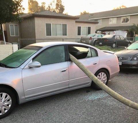 지난 2019년 미국 캘리포니아주 애너하임 소방본부가 공식 트위터에 올린 게시물에서도 소방관들은 소화전 앞에 불법 주차된 차량의 창문을 깨는 방법으로 소방 호스를 통과시켜 화재를 진압했고 주목을 받았다. / 사진=애너하임 소방본부 트위터