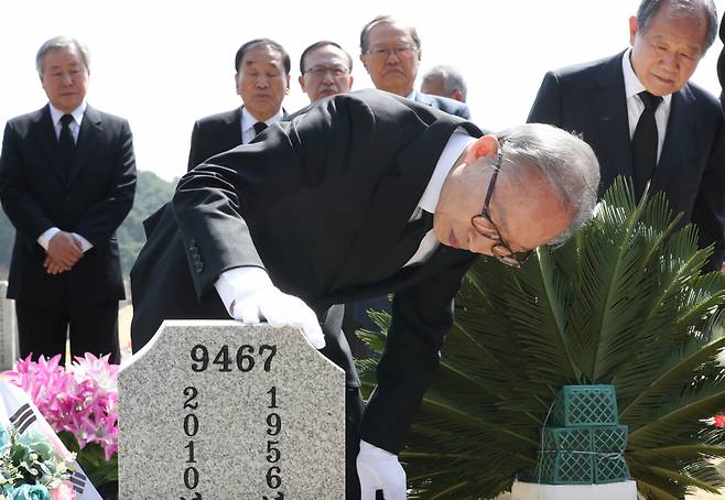 이명박 전 대통령이 22일 오전 국립대전현충원에 마련된 천안함 희생자 한주호 준위 묘역을 찾아 참배한 뒤 묘비 주변을 둘러보고 있다. ⓒ연합뉴스