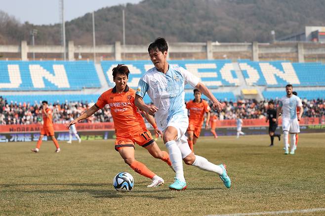 프로축구 K리그1 울산 현대의 김영권이 지난달 5일 강원 FC오의 원정경기에서 드리블을 시도하고 있다. 프로축구연맹 제공