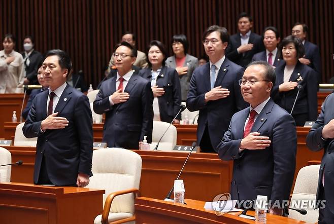 국기에 경례하는 김기현 대표와 윤재옥 원내대표 (서울=연합뉴스) 이정훈 기자 = 국민의힘 김기현 대표와 윤재옥 원내대표, 의원들이 10일 오후 국회에서 열린 의원총회에서 국기에 경례하고 있다. 2023.4.10 uwg806@yna.co.kr