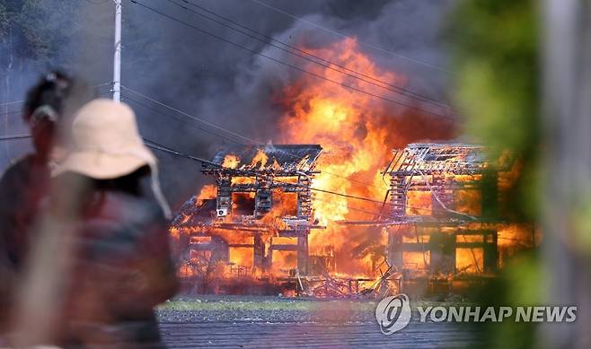 강릉서 산불…망연자실한 주민 (강릉=연합뉴스) 유형재 기자 = 11일 오전 강원 강릉시 난곡동의 한 야산에서 난 불이 주택 인근으로 번지자 주민들이 화재 현장을 바라보고 있다. 2023.4.11 yoo21@yna.co.kr