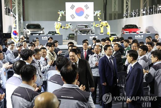 기아 전기차 전용공장 기공식 참석한 윤석열 대통령 (화성=연합뉴스) 임헌정 기자 = 윤석열 대통령이 11일 경기도 화성시 기아 오토랜드 화성에서 열린 전기차 전용공장 기공식이 끝난 뒤 참석자들과 인사하고 있다. 2023.4.11 kane@yna.co.kr