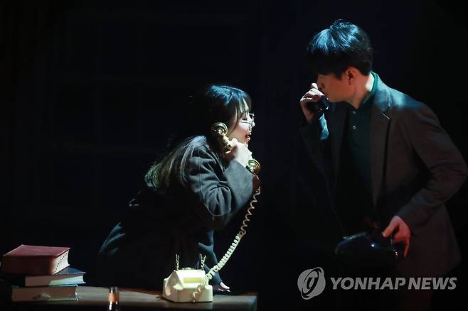 아멜리 노통브의 소설을 무대로 옮긴 '추남, 미녀' (서울=연합뉴스) 진연수 기자 = 11일 오후 서울 서초구 예술의전당 자유소극장에서 열린 연극 '추남, 미녀' 프레스콜에서 배우들이 주요 장면을 시연하고 있다. 2023.4.11 jin90@yna.co.kr
