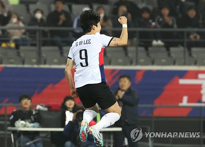 기뻐하는 이금민 (용인=연합뉴스) 홍기원 기자 = 11일 경기도 용인미르스타디움에서 열린 여자 축구대표팀 한국과 잠비아의 친선경기 2차전. 한국 세 번째 골을 넣은 이금민이 기뻐하고 있다. 2023.4.11 xanadu@yna.co.kr