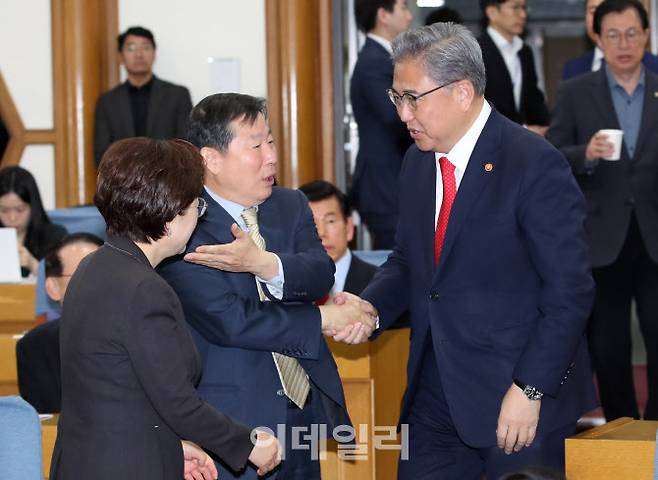 박진(오른쪽) 외교부 장관이 12일 서울 여의도 국회 의원회관에서 열린 ‘친윤 공부모임’인 국민공감에 참석하며 이철규 국민의힘 사무총장과 인사하고 있다.(사진=노진환 기자)