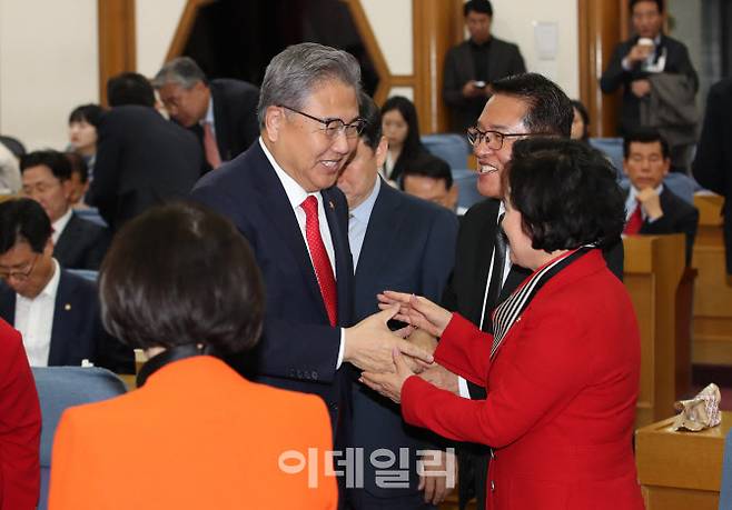 박진(왼쪽) 외교부 장관이 12일 서울 여의도 국회 의원회관에서 열린 ‘친윤 공부모임’인 국민공감에 참석하며 국민의힘 의원들과 인사하고 있다.(사진=노진환 기자)