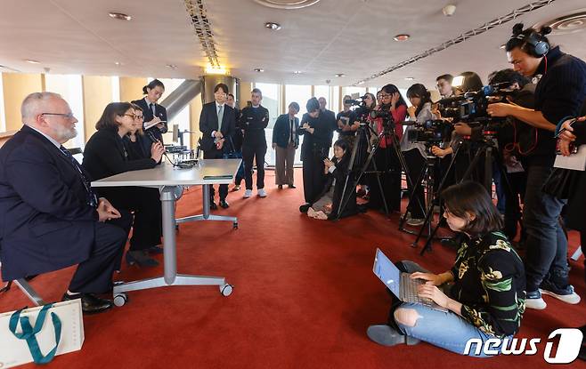 11일(현지시간) 프랑스 파리 프랑스 국립도서관(이하 BNF)에서 열린 ‘인쇄하다! 구텐베르크의 유럽’ 언론 사전 공개 행사에서 로랑스 앙젤 BNF관장이 ’직지심체요절'(直指心體要節)에 관한 한국 언론들의 질문에 대답하고 있다.  2023.4.12/뉴스1 ⓒ News1 이준성 기자