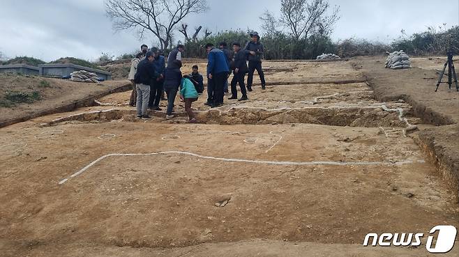 전남 해남군은 지난12월 26일부터 6개월간 (재)전남문화재연구소를 조사기관으로 현산면 일평리 마한유적 시발굴조사를 실시하고 있다. (해남군 제공)/뉴스1