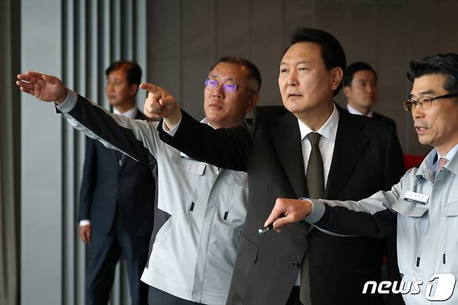 윤석열 대통령이 11일 오후 경기 화성시 기아 자동차 공장을 찾아 정의선 현대차그룹 회장, 송호성 기아 대표이사로부터 설명을 듣고 있다. (대통령실 제공) 2023.4.11/뉴스1 ⓒ News1 안은나 기자