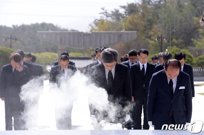 김명수 대법원장이 12일 오전 광주 북구 운정동 국립5·18민주묘지를 찾아 오월 영령의 넋을 기리고 있다. 2023.4.12/뉴스1 ⓒ News1 이승현 기자