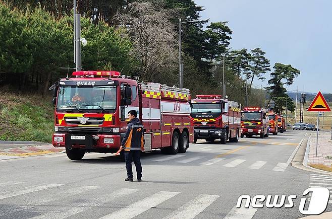 산불로 강원도 강릉에 '산불 대응 3단계'와 '소방동원령 2호'가 발령된 11일 전국에서 소방차량이 자원집결지인 강릉스피드스케이트장으로 모이고 있다. (소방청 제공) 2023.4.11/뉴스1