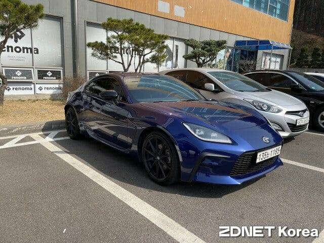 처음 GR86을 봤을 때 느낀점은 ‘낮고 짧다’였다. 스포츠카의 특성상 바닥에 낮게 붙은 차라는 느낌이다. 날렵한 이미지의 오버행, 낮은 중심의 와이드한 스탠스는 후륜구동 차량 특유의 감성을 표현한다고 토요타는 설명했다. (사진=김재성 기자)