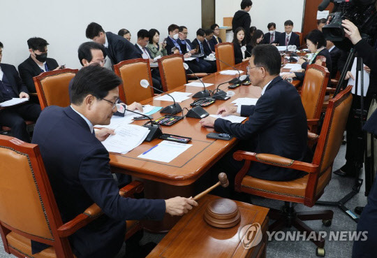 12일 오전 국회에서 기획재정위원회 경제재정소위원회가 신동근 위원장 주재로 열리고 있다.<연합뉴스>