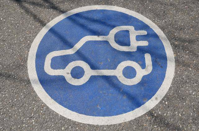 이달 2일 경기 고양시의 한 전기차 충전소의 전기차 충전소 로고 모습. 연합뉴스