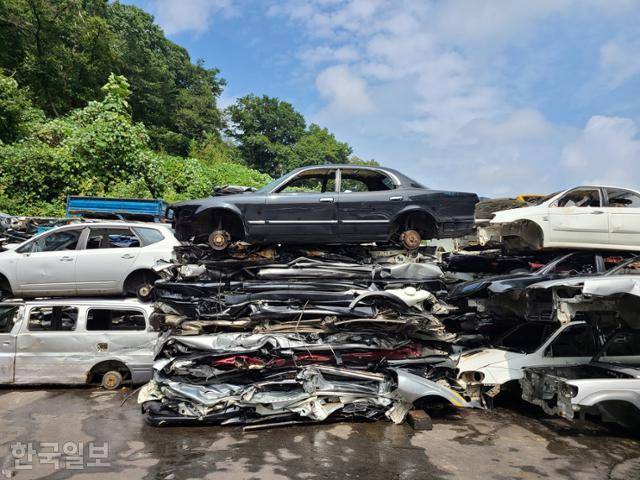 지난해 9월 경기 남양주시의 한 자동차 해체재활용업체(폐차장)에 압착을 끝낸 고철과 내부 탈거를 끝낸 폐차들이 쌓여 있다. 전기차 생산량 증가에 따라 내연기관차 폐차량이 늘어날 것으로 예상되면서, 자연스레 폐모터 재활용 방안에 대한 고민이 필요해졌다. 곽주현 기자