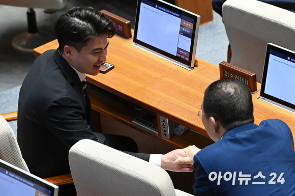 오영환 더불어민주당 의원이 지난 10일 국회 본회의장에서 열린 전원위원회에 참석해 같은 당 신정훈 의원과 인사하고 있다. 오 의원은 이날 22대 총선 불출마를 선언했다. [사진=김성진 기자]