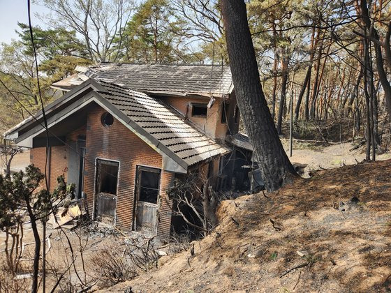 12일 오전 찾은 강원 강릉시 저동. 화마가 집어삼킨 주택 모습. 박진호 기자