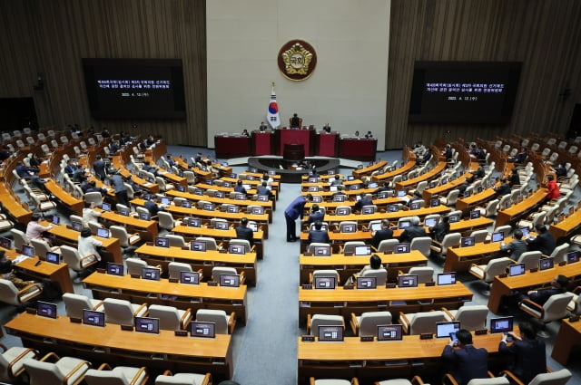 12일 오후 국회 본회의장에서 3차 국회의원 선거제도 개선에 관한 결의안 심사를 위한 전원위원회가 열리고 있다. / 사진=연합뉴스