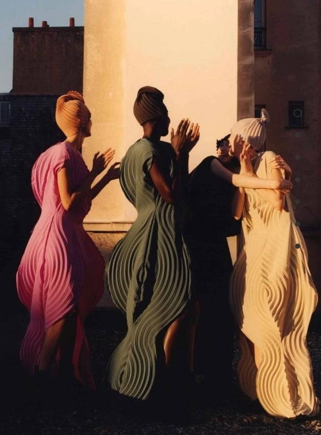 이세이미야케의 주름 원피스 
사진 출처 : Isseymiyake.com