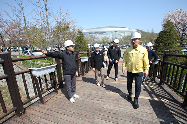 이홍복 총괄본부장(우측)이 광명돔경륜장 인근 시설물에 대한 긴급 안전 점검을 진행하고 있다. 사진=국민체육진흥공단 제공