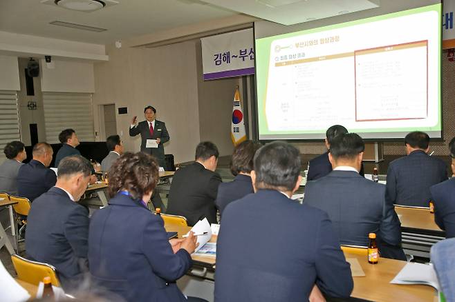 홍태용 김해시장이 직접 설명에 나섰다./사진=김해시