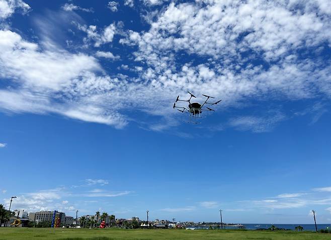 두산모빌리티이노베이션(DMI) 수소드론이 피서객 안전 모니터링을 위해 이륙하고 있다. [두산 제공]