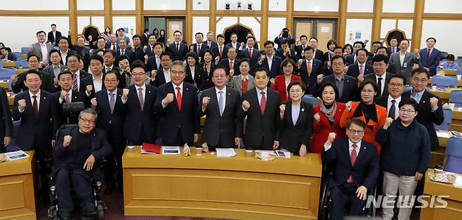 [서울=뉴시스] 고범준 기자 = 박진(왼쪽 다섯번째부터) 외교부 장관, 정우택 국회부의장, 박대출 국민의힘 정책위의장 등 참석 의원들이 12일 오전 서울 여의도 국회 의원회관에서 열린 국민의힘 공부모임 국민공감에서 기념촬영을 하고 있다. 2023.04.12. bjko@newsis.com