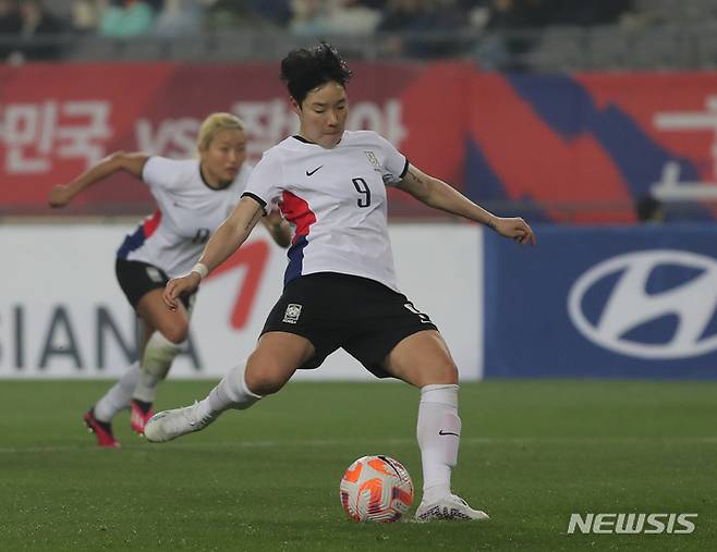 [용인=뉴시스] 김금보 기자 = 11일 경기 용인미르스타디움에서 열린 여자축구 한국 대 잠비아의 친선경기, 후반 한국 이금민이 페널티킥 추가골을 넣고 있다. 2023.04.11. kgb@newsis.com