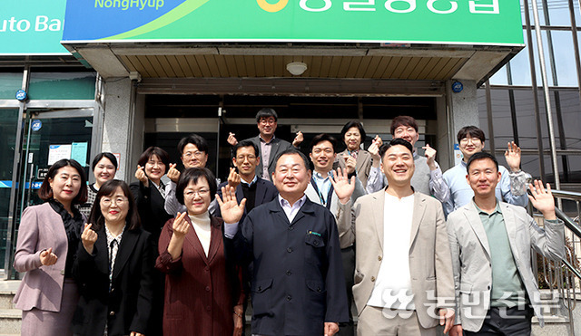 경남 동밀양농협 김정인 조합장(앞줄 가운데)과 임직원이 경제사업 활성화로 농가소득 증대에 더욱 힘쓸 것을 다짐하고 있다.