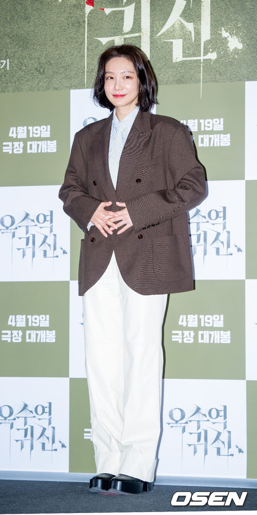 [OSEN=민경훈 기자] 12일 오후 서울 한강로 CGV 용산아이파크몰에서 영화 '옥수역귀신' 언론배급시사회 및 기자간담회가 열렸다.시사회를 마치고 배우 신소율이 포토타임을 갖고 있다. 2023.04.12 / rumi@osen.co.kr