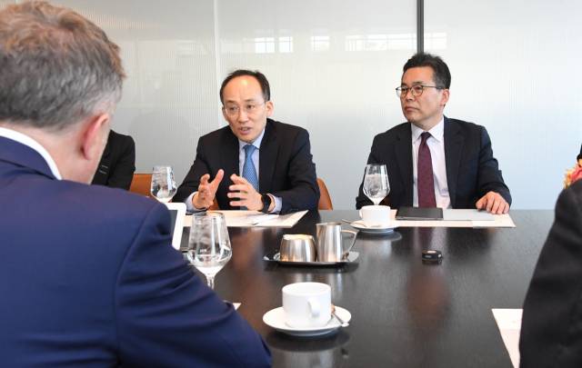 ▲G20 재무장관회의 및 IMF/WB 춘계회의 참석차 미국을 방문 중인 추경호 경제부총리 겸 기획재정부 장관이 10일(현지시간) 뉴욕멜론은행 본사를 방문해 로빈 빈스 뉴욕멜론은행 CEO(최고경영자)와 면담하고 있다. ⓒ연합뉴스