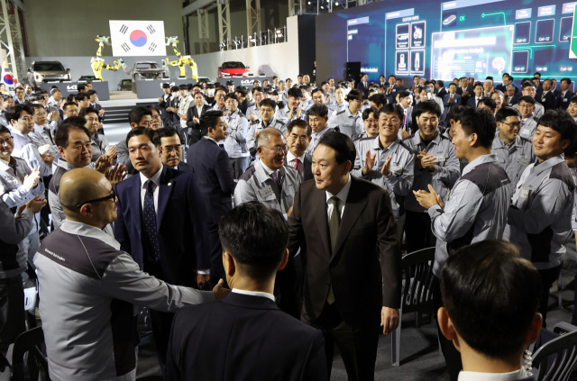 윤석열 대통령이 11일 경기도 화성시 기아 오토랜드 화성에서 열린 전기차 전용공장 기공식이 끝난 뒤 참석자들과 인사하고 있다. 연합뉴스