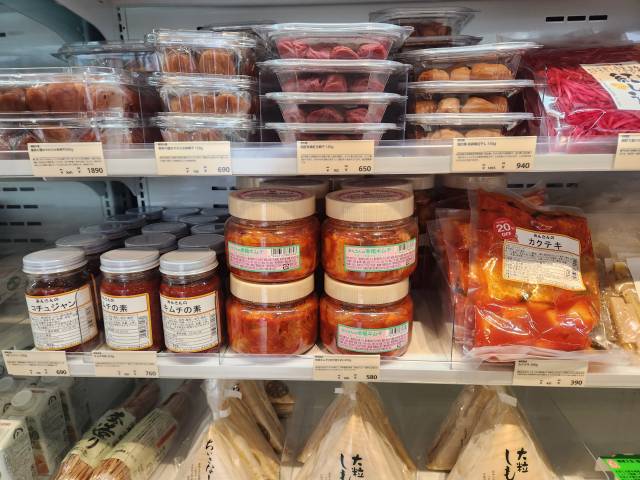 푸드&컴퍼니에서 판매중인 김치 소스와 김치, 깍두기 제품/송주희기자