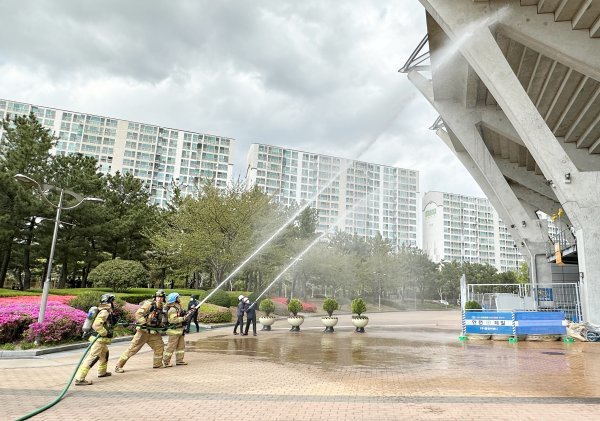 울산시설공단 종합운동장이 지난 11일 종합운동장에서 중부소방서와 함께 전국소년(장애학생)체전 대비 합동 소방훈련을 하고 있는 모습. 사진제공ㅣ울산시설공단