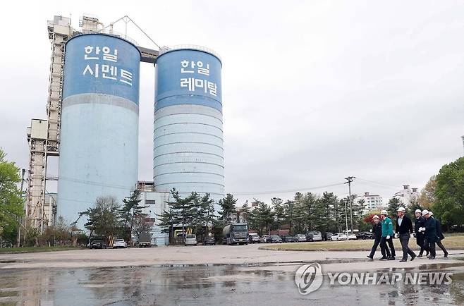 장영진 1차관, 시멘트 유통기지 현장 점검 (서울=연합뉴스) 장영진 산업통상자원부 1차관이 11일 경기도 의왕시에 소재한 한일현대시멘트 의왕공장을 방문해 시멘트 수급 관련 현장 점검을 하고 있다. 2023.4.11 [산업통상자원부 제공. 재판매 및 DB 금지] photo@yna.co.kr