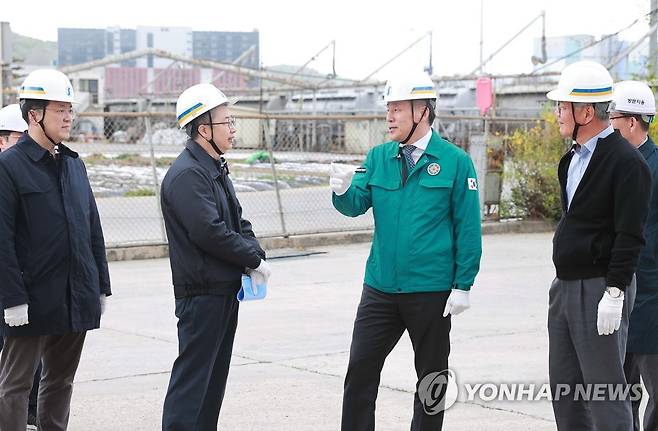 장영진 1차관, 시멘트 유통기지 현장 점검 (서울=연합뉴스) 장영진 산업통상자원부 1차관이 11일 경기도 의왕시에 소재한 한일현대시멘트 의왕공장을 방문해 시멘트 수급 관련 현장 점검을 하고 있다. 2023.4.11 [산업통상자원부 제공. 재판매 및 DB 금지] photo@yna.co.kr