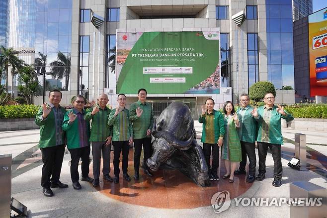 하리타 니켈 상장 (자카르타 AFP=연합뉴스) 트리메가 방운 페르사다 관계자들이 12일(현지시간) 인도네시아 증권거래소에서 주식 상장을 기념해 기념 촬영을 하고 있다. 2023.4.12. photo@yna.co.kr