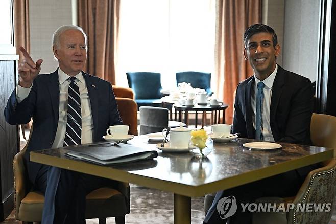 북아일랜드서 차담 나누는 바이든·수낵 (벨파스트[영국] AFP=연합뉴스) 조 바이든 미국 대통령(왼쪽)과 리시 수낵 영국 총리가 12일(현지시간) 영국 북아일랜드 벨파스트에서 차담을 나누고 있다. 아일랜드계 부모 슬하에서 태어난 바이든 대통령은 벨파스트(성금요일) 평화협정 25주년을 기리기 위해 전날 나흘 일정으로 아일랜드섬을 찾았다. 2023.04.12 clynnkim@yna.co.kr