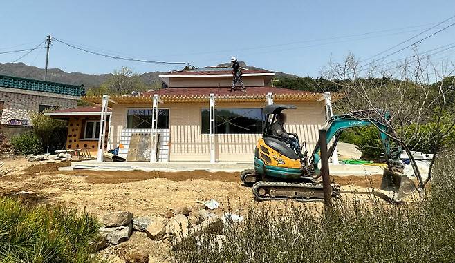 13일 경남 양산시 하북면 평산마을 문재인 전 대통령 책방 건물에서 마무리 공사가 한창 진행되고 있다. 이달 중 개점할 것으로 보이며, 구체적인 날짜는 정해지지 않았다(사진=연합뉴스).