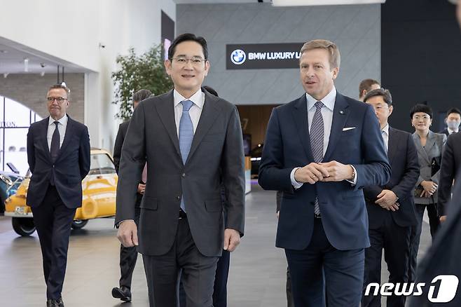 이재용 삼성전자 회장이 인천 영종도 BMW 드라이빙 센터에서 올리버 집세(Oliver Zipse) BMW CEO와 대화하고 있다. 이 회장은 삼성SDI의 최첨단 'P5' 배터리셀이 적용된 BMW의 최신 전기차 '뉴 i7' 등을 살펴보며 협력 방안을 논의했다. (삼성전자 제공) 2022.12.18/뉴스1