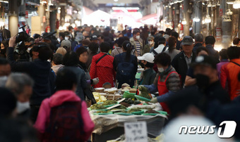 서울 동대문구 경동시장이 시민들로 북적이고 있다. ⓒ News1 김민지 기자