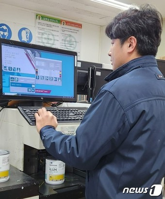 삼화페인트공업 직원이 인캔스마트시스템을 시연하고 있는 모습(삼화페인트 제공)