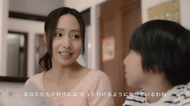 아들에게 "너희 때는 분명 (독도에) 갈 수 있게 될 거야"라고 말하는 엄마. (일본 영토·주권 전시관 홍보 영상)