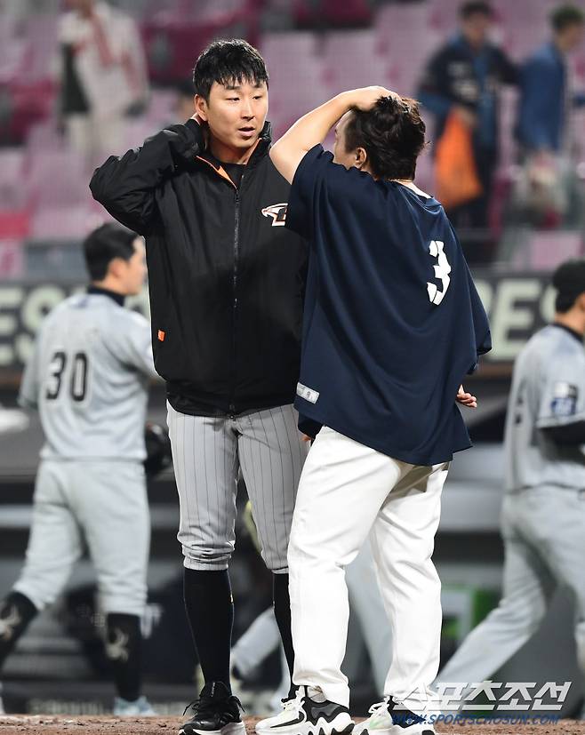 2023 KBO리그 KIA타이거즈와 한화이글스의 경기가 11일 광주기아챔피언스필드에서 열렸다. KIA 주장 김선빈과 한화 주장 정우람이 경기를 마치고 이야기를 나누고 있다.  광주=최문영 기자 deer@sportschosun.com /2023.04.11/
