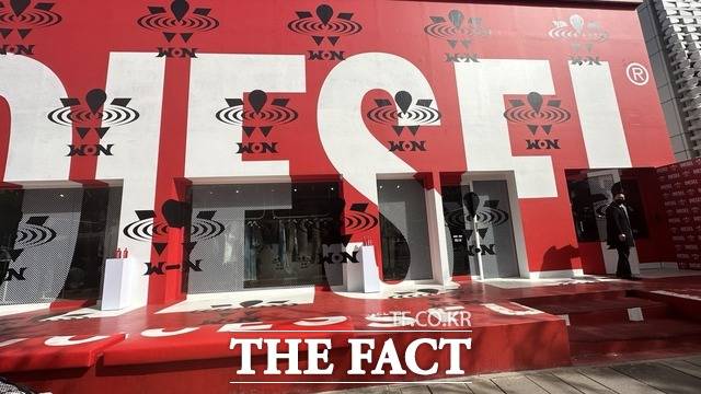 팝업스토어의 외관은 디젤의 상징인 레드컬러를 바탕으로 화이트 컬러의 디젤 로고에 원소주 로고가 조화를 이루고 있다. /박지성 기자