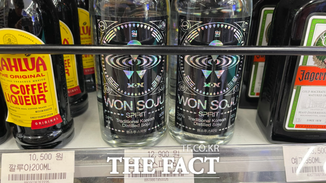 원소주 X 디젤 콜라보레이션 팝업스토어 인근 GS25에서 원소주 스프릿이 1만2900원에 판매되고 있다. /박지성 기자