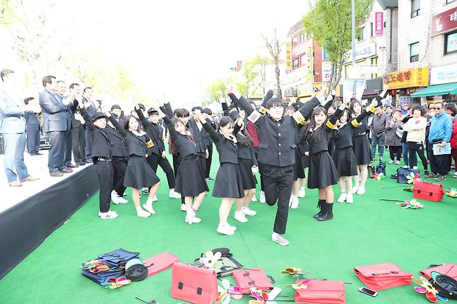 거리재현 퍼레이드에 참여한 학생들이 퍼포먼스를 선보이고 있다./ 강북구