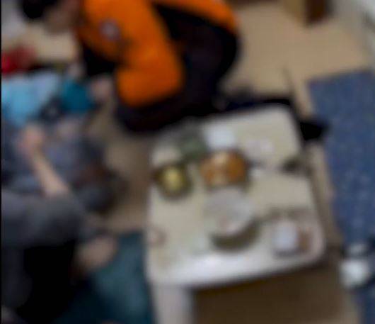 지난 6일 오후 6시 50분경 부산 해운대구 반송동 한 아파트에서 떡이 기도에 걸린 노인을 하임리히법으로 구한 경찰이 잠시 후 도착한 소방대원에게 상황을 설명하고 있다. 유튜브 채널 ‘부산경찰’ 영상 캡처